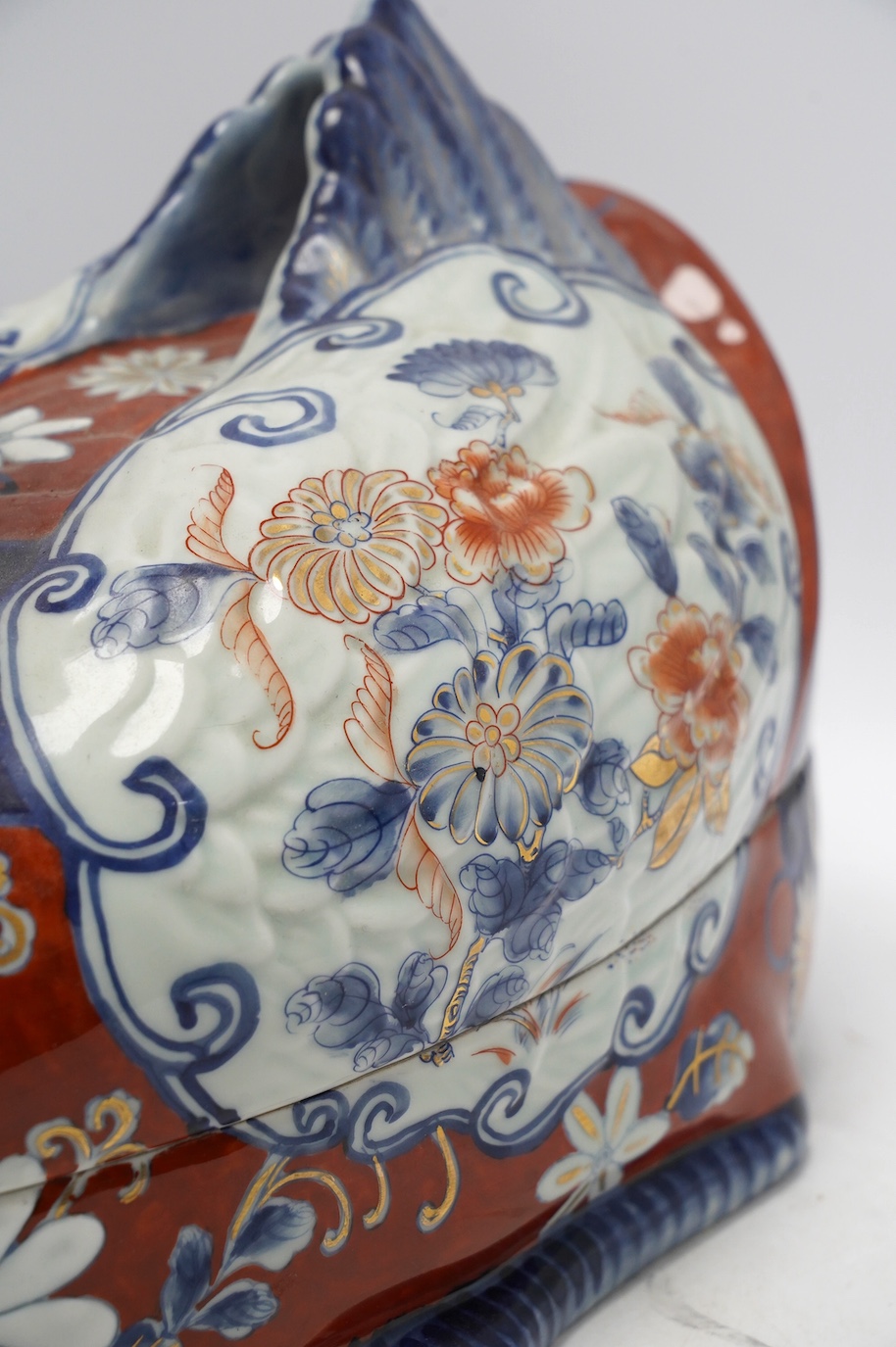 A large porcelain duck box, decorated in the Imari pattern, 40cm wide. Condition - fair